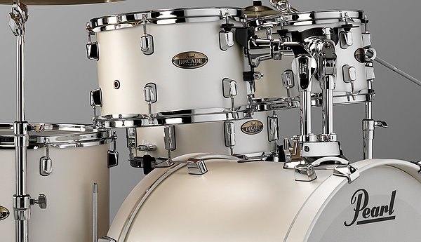 Image of Pearl Decade Maple Standard Trommesæt - Inklusiv Hardwarepakke White Satin Pearl - Pearl